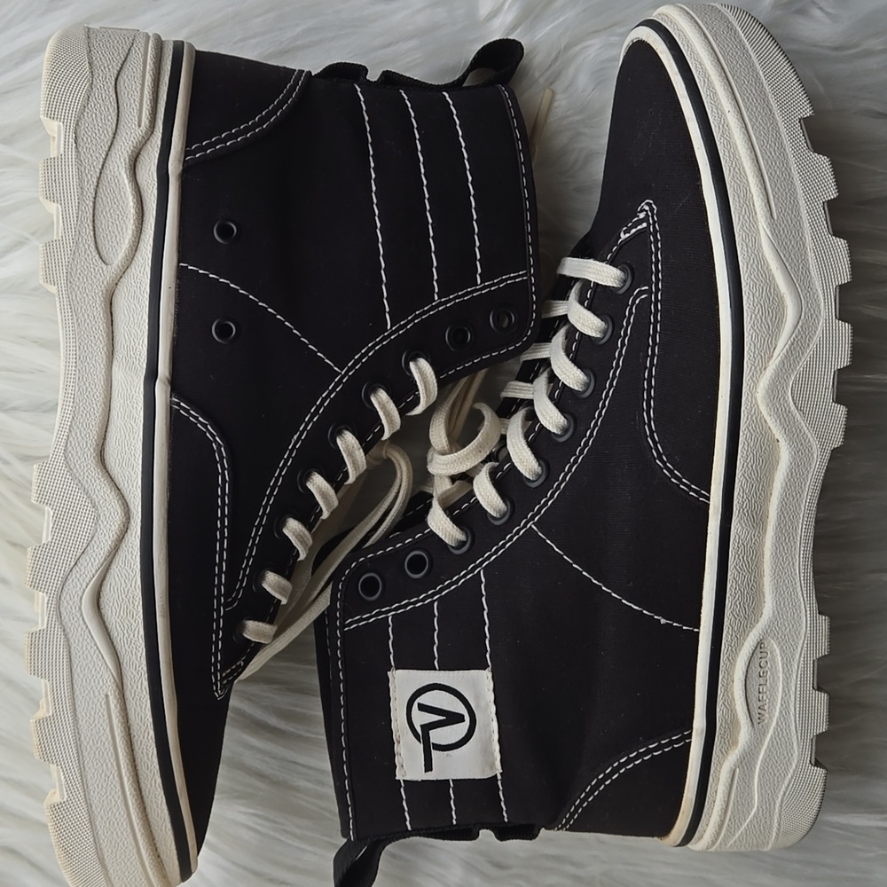 Vans - Sentry WC Hi Top Sneaker in Black/Marshmallow